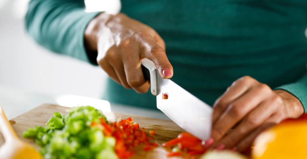 Clueless man is slammed for bringing cutting board to sick girlfriend's bed so she could 'help make dinner'