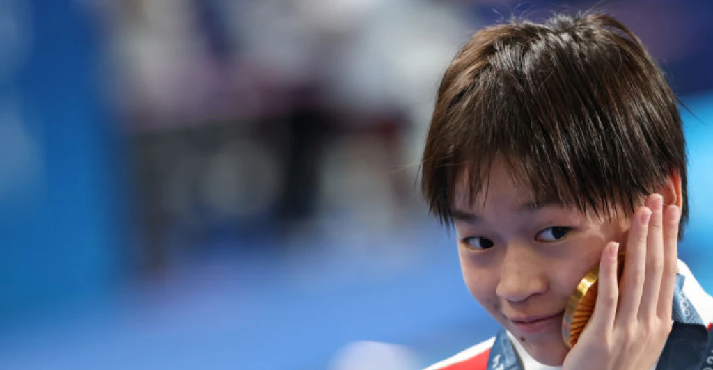 Teen diver wows viewers as her dive with 'no splash' wins gold