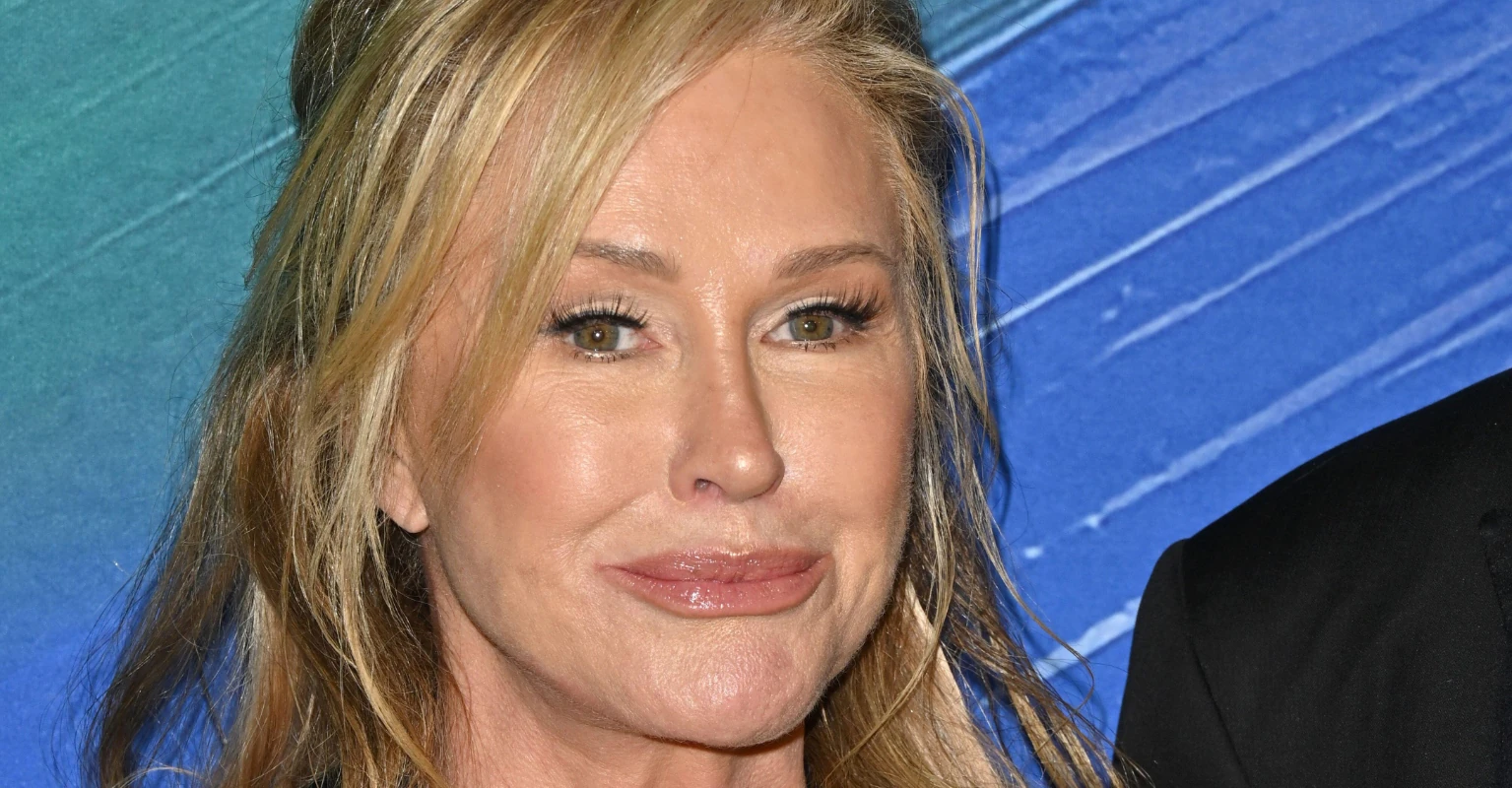 Kathy Hilton applied lip gloss on stage during Mariska Hargitay's award acceptance speech