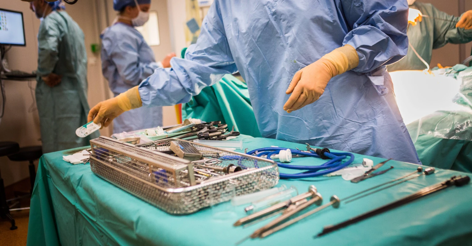 Man has his nose transformed after cosmetic surgeon hires him to paint his house