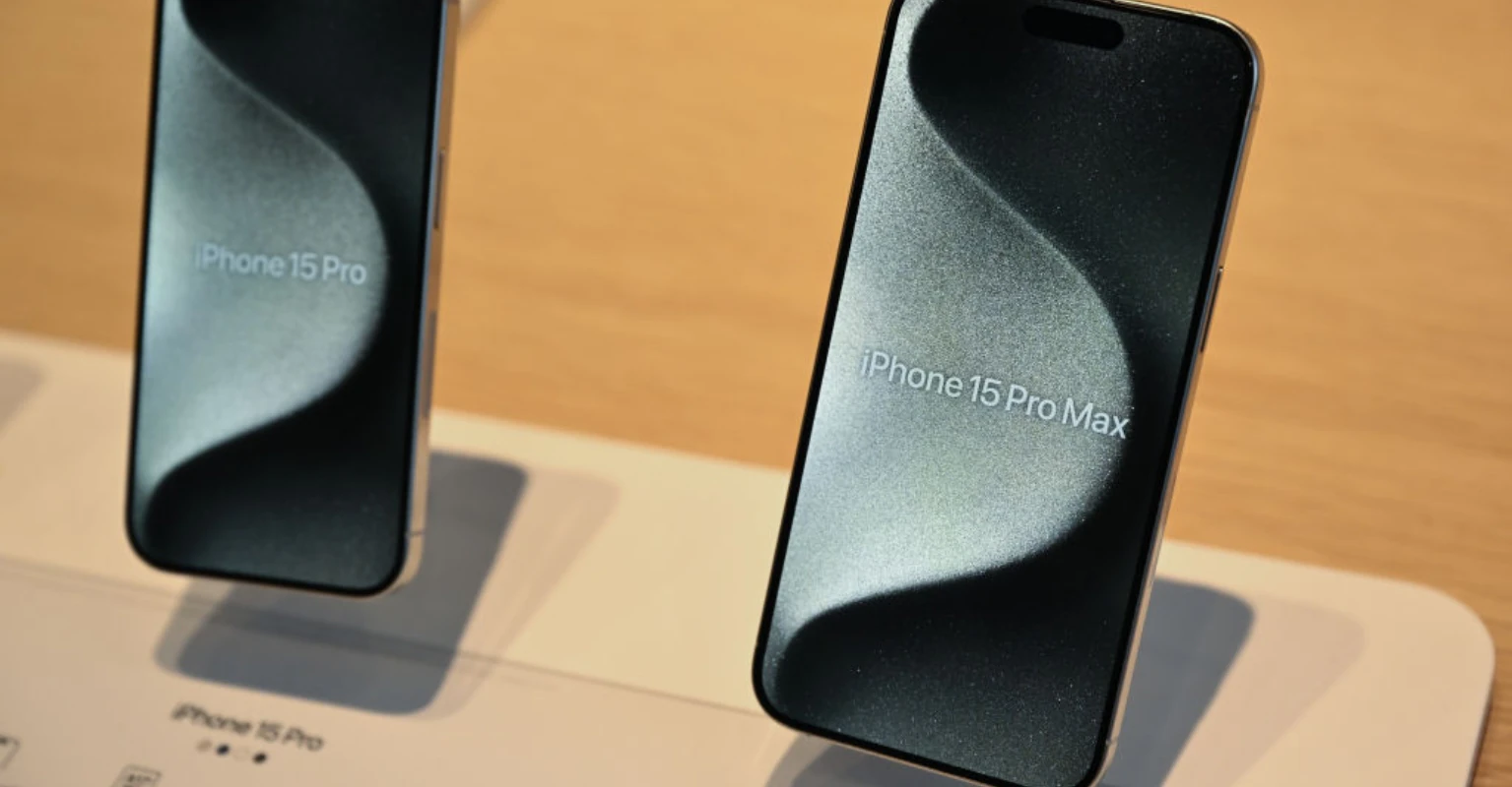 People say they can't even hold their new iPhone 15s because they're overheating so much