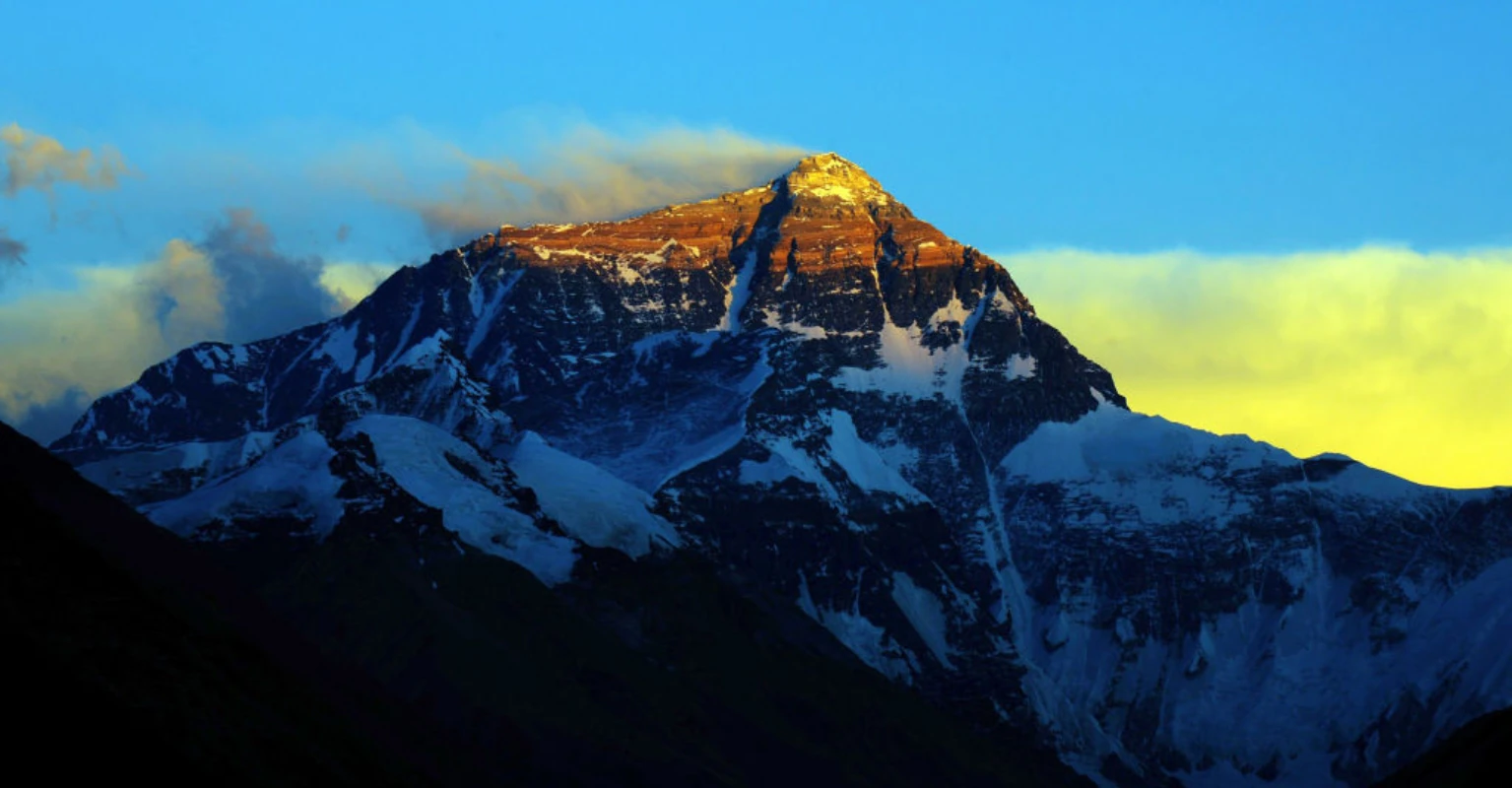 Flat-Earthers completely shot down by selfie taken from top of Mount Everest